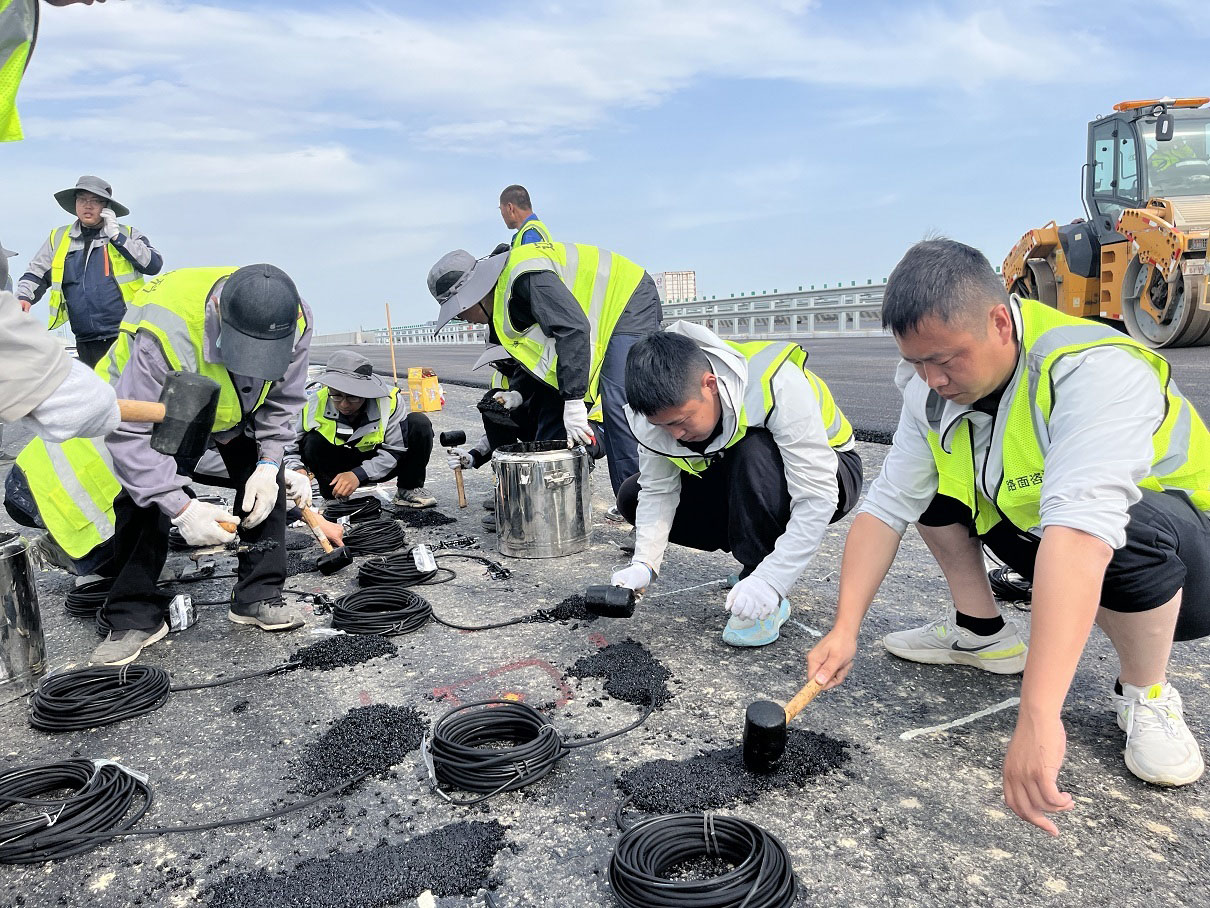 瀝青層傳感器埋設(shè) 瀝青層傳感器埋設(shè)